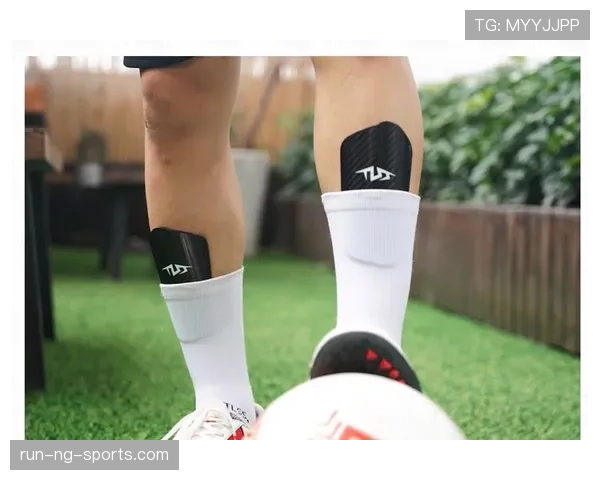 护腿板必须完全被球袜覆盖，这是足球规则中的强制性安全要求